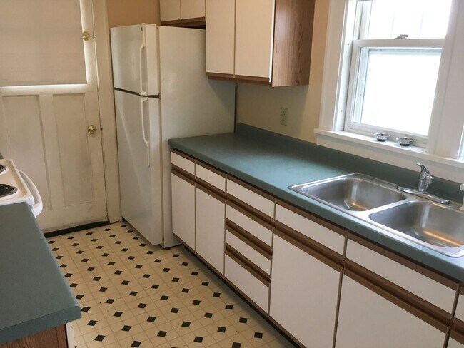 Building Photo - 3 Bedroom Single Family Home w/ Hardwood Floors
