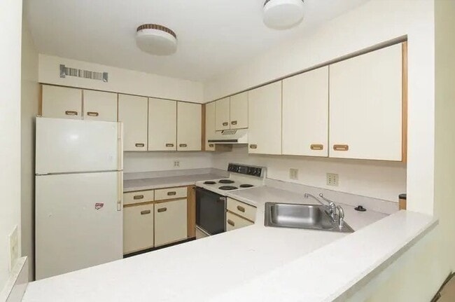 Building Photo - 50 S Common St