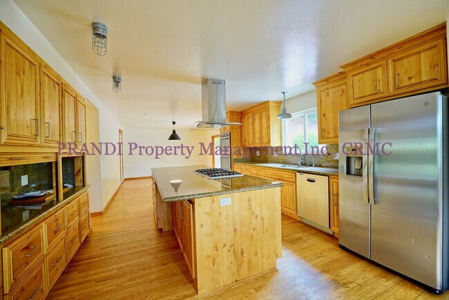 Building Photo - "Charming 4-Bed, 3-Bath Sanctuary in San R...