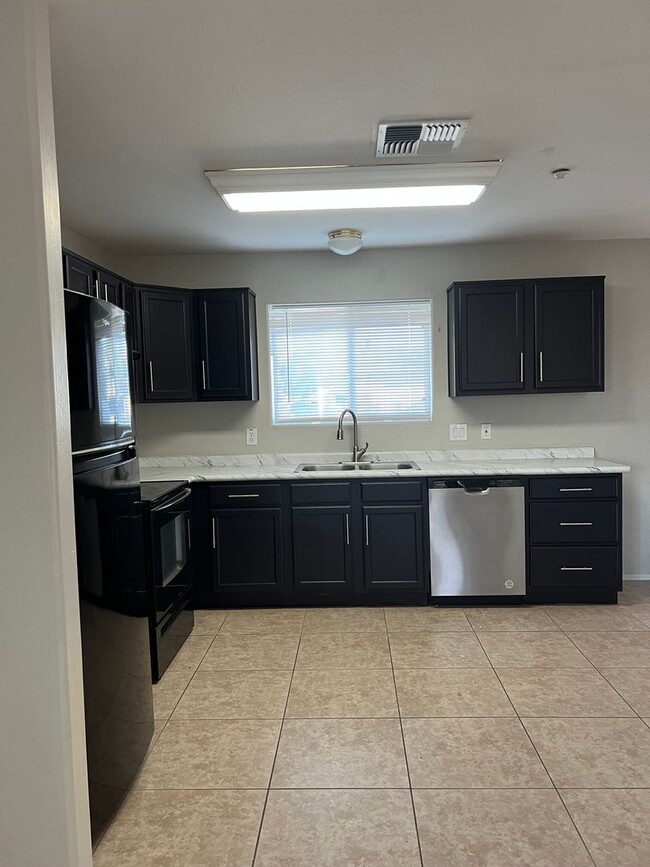 Building Photo - 2 Bedroom 1.5 Bath  Move in Ready in North...