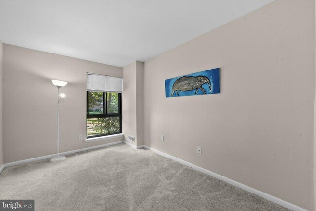 Building Photo - 11240 Chestnut Grove Square
