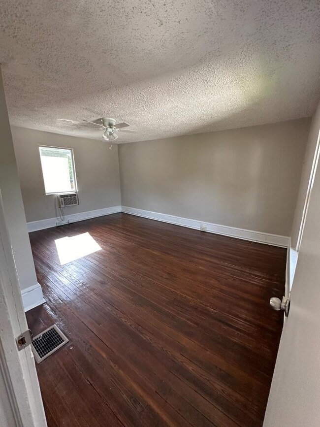 Building Photo - 1210 Tazewell Ave SE