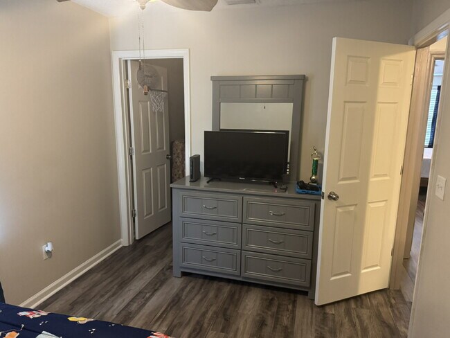 Building Photo - Spring Move in Special:  2nd month rent is FREE if you sign a lease before the end of July.