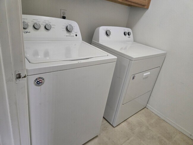 Building Photo - 3 bed, 2 bath in Surprise