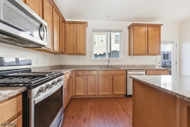 Building Photo - 6 Bond St