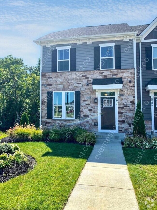 Building Photo - Gorgeous 3-Bedroom Townhouse with Modern C...