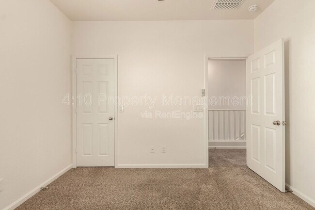 Building Photo - 5216 S 16th Pl