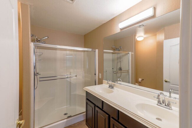 Building Photo - Beautiful, Single Story, 2 bed, 2 bath, To...