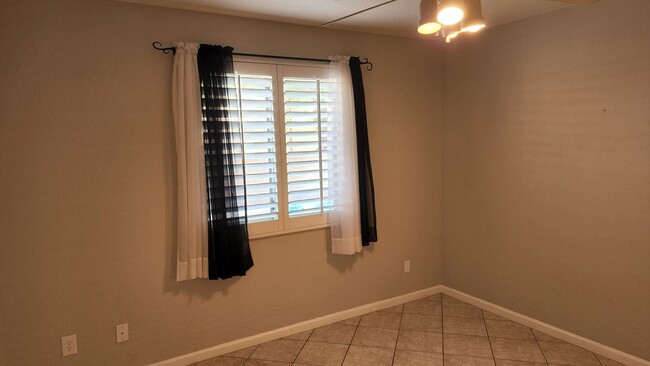 Building Photo - 3 Bedroom Home in Westbank Estates Near E ...
