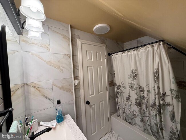 Building Photo - 27 Middleton Ln