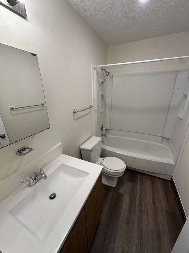 Building Photo - 2 Bedroom 2 Bathroom Condo!