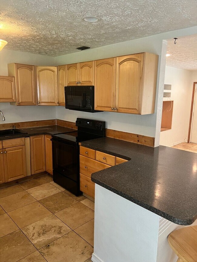 Building Photo - 3 BEDROOM, 2 BATH HOME IN THE HEART FORT P...
