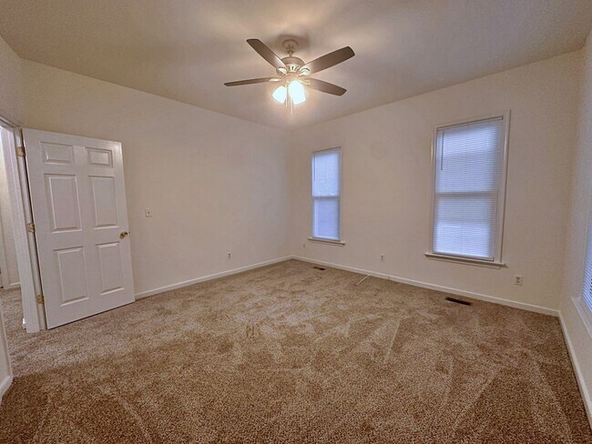 Building Photo - Bellevue - 2 Bedroom Apartment