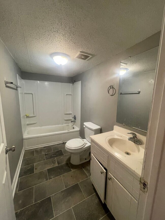 Building Photo - Cute 2 bedroom 1 bathroom house with detached garage Available