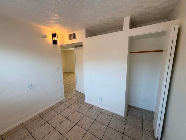 Building Photo - 460 E Delano St