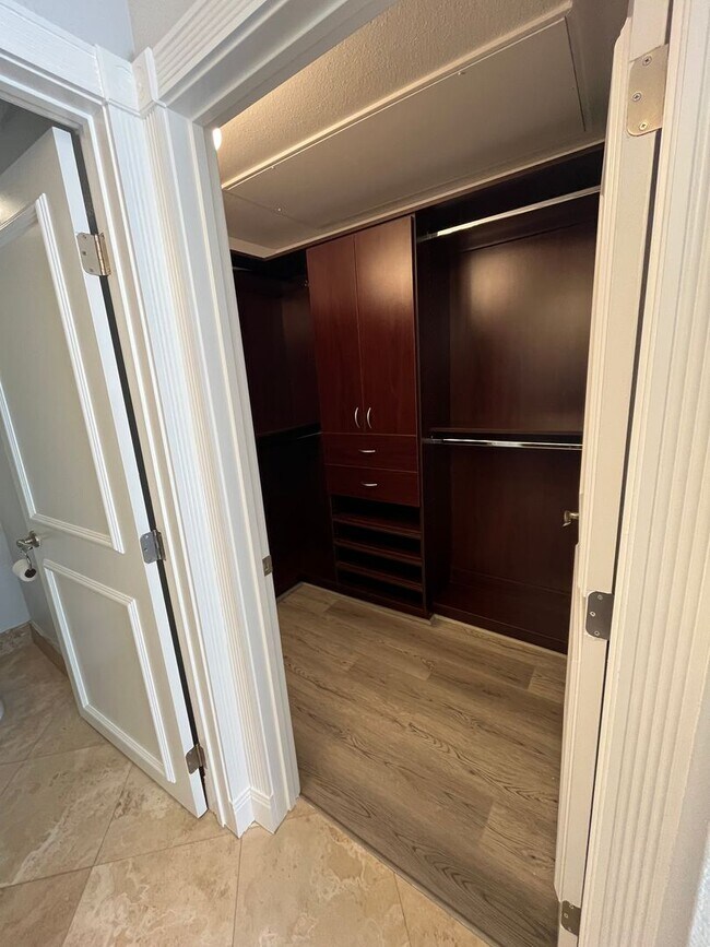Building Photo - Amazing upgraded penthouse level unfurnish...