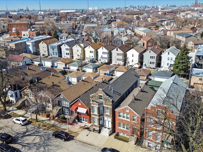 Building Photo - Urban Living: Spacious 2-Bedroom Haven in the Heart of Chicago!