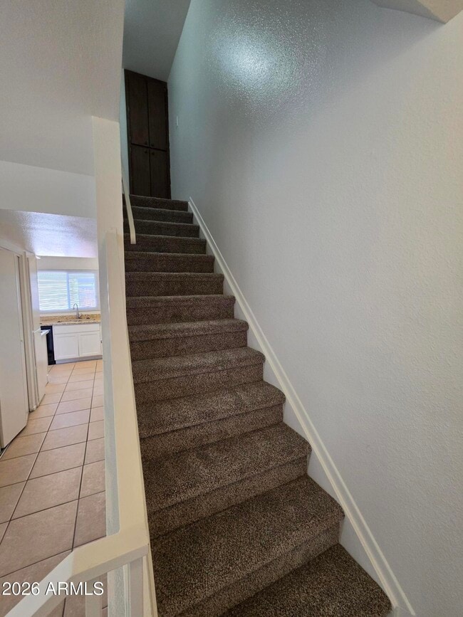 Building Photo - 731 E Vaughn Dr