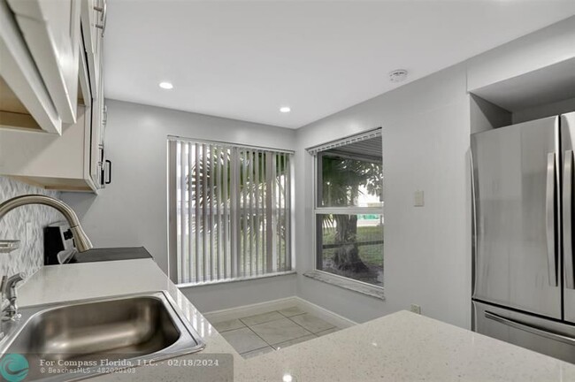 Building Photo - 4156 Inverrary Dr