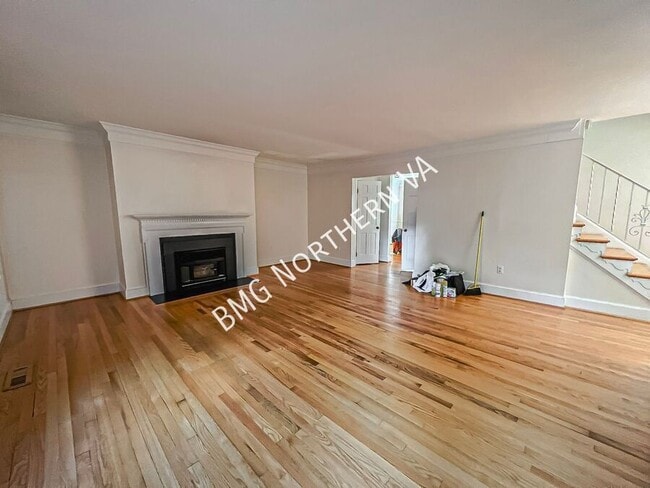 Building Photo - 1325 Lynnbrook Dr