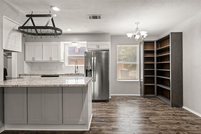 Building Photo - 705 Rosedale Dr