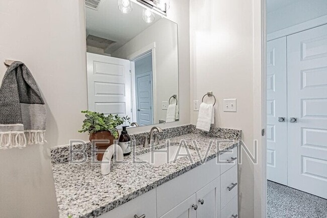 Building Photo - 868 Golden Bear Ln