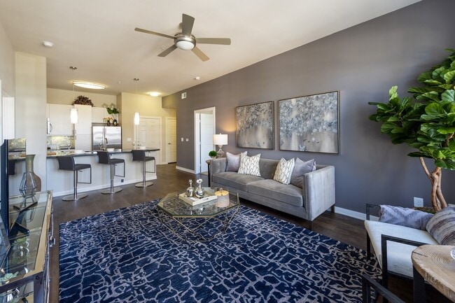 Building Photo - 807 S Post Oak Ln