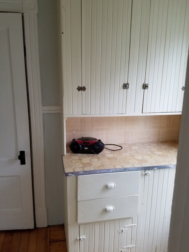 Primary Photo - 3 bed 1 bath house with large deck, butler...