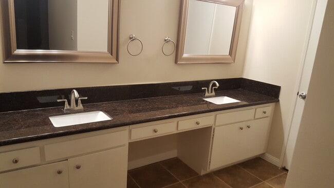 Master bathroom - 8701 Delgany Ave