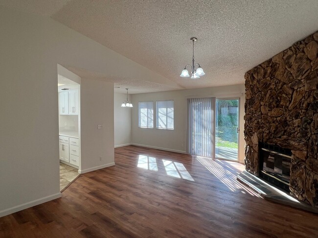 Building Photo - SPACIOUS 3 BED/2 BATH WITH REMODELED KITCH...