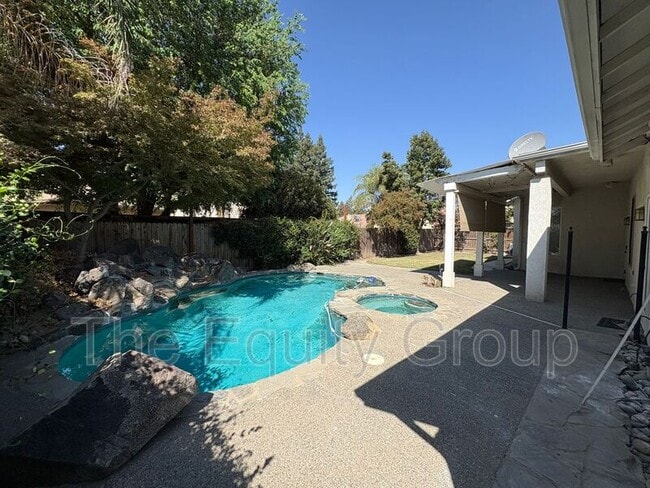 Building Photo - 2511 S Peppertree St