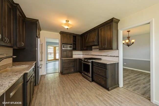 Building Photo - 2102 E Robinhood Ln