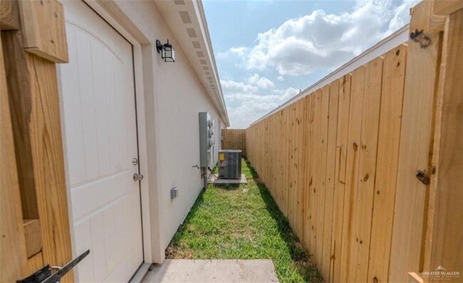 Building Photo - 16 Briggs Rd