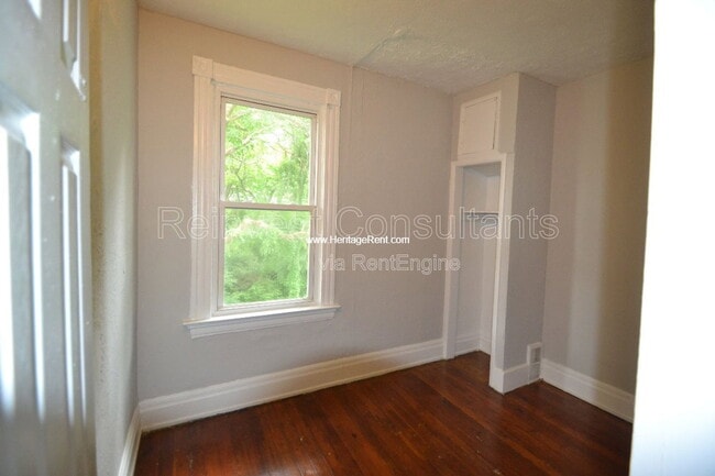 Building Photo - 310 E 16th St