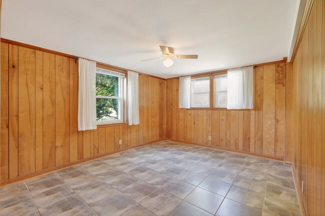 Building Photo - Multi-Generation West Meade Home