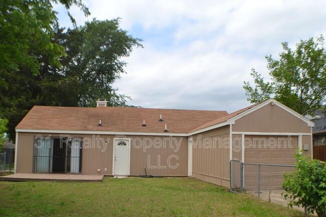 Building Photo - 1520 Pebblewood Dr