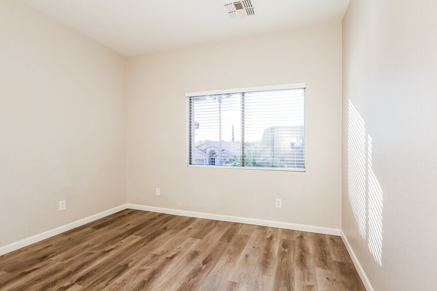 Building Photo - 3918 W Escuda Dr