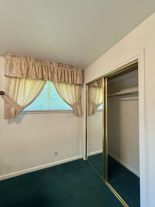 Building Photo - Spacious 5 Bedroom, 2 Bath Home with Moder...