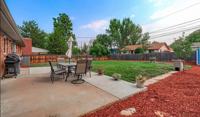 Building Photo - Huge room in a large shared home, private bathroom, great neighborhood, friendly roommates!