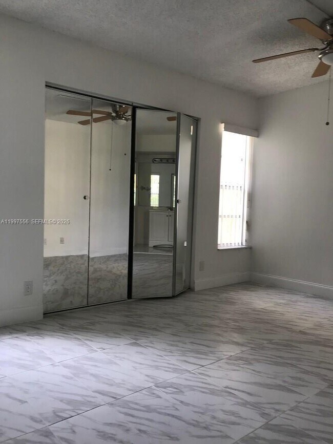 Building Photo - 10165 Twin Lakes Dr