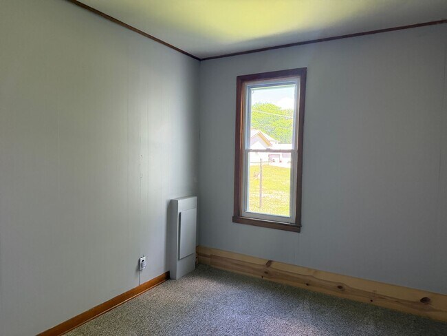 Building Photo - 3 Bed 1 Bath Home with Garage