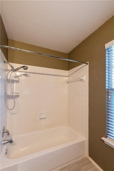 Guest Bathroom 1 - 1900 Scofield Ridge Pky