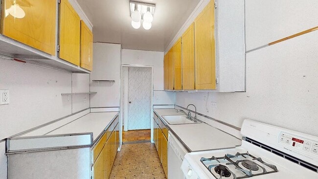 Building Photo - 2942 W 5th St