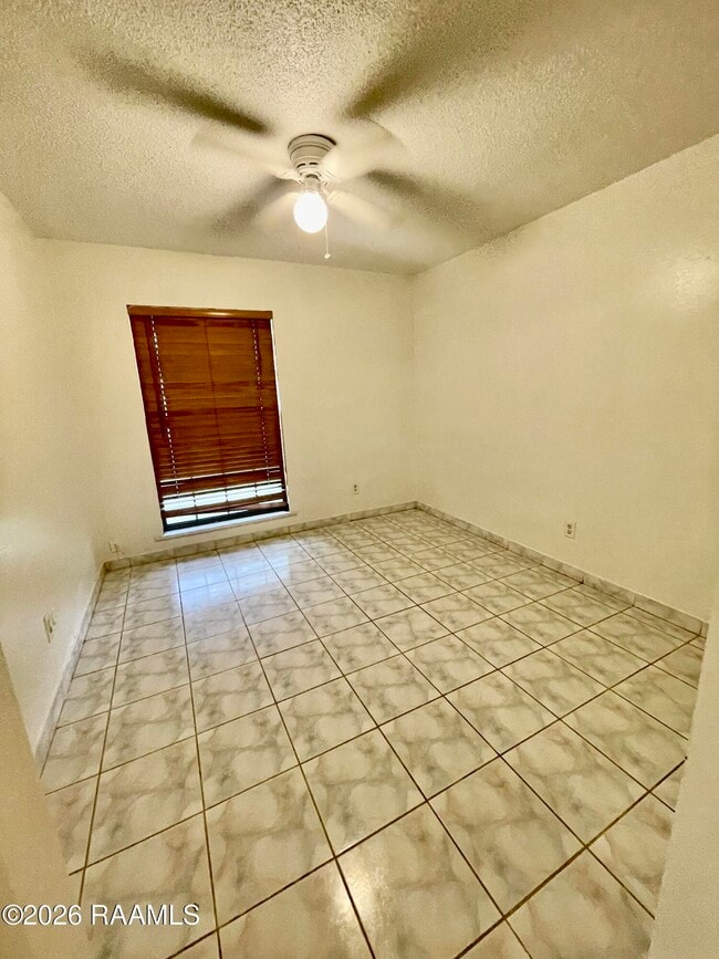 Building Photo - 203 Crystal Ln