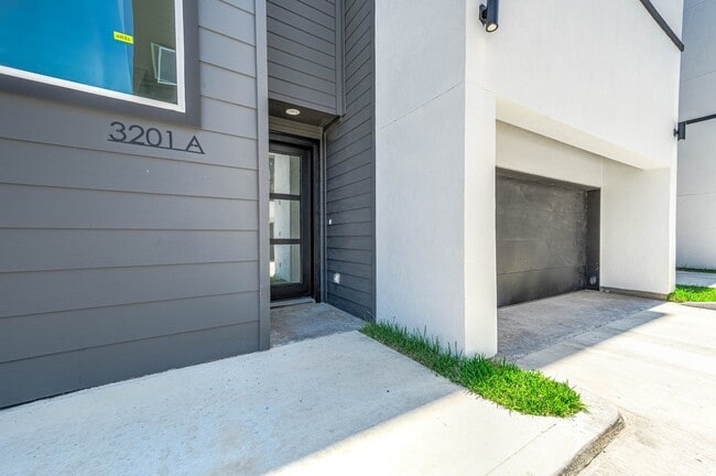 Building Photo - 3203 St Emanuel St