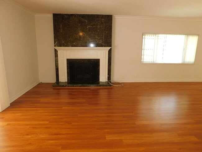 Building Photo - Spacious 4 bedroom 2.5 bath two soty house...