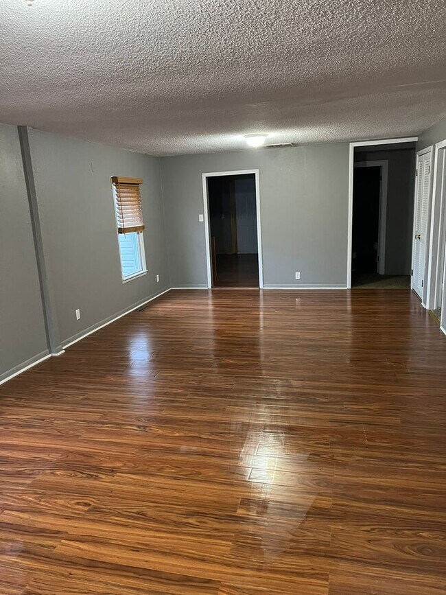 Building Photo - 3BR House | Garage + W/D Included | Large Yard | Pets Welcome | Chanute KS | Available April 8