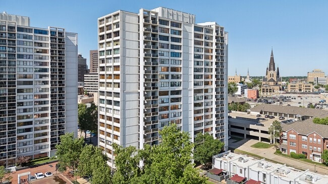 Building Photo - 410 W 7th St