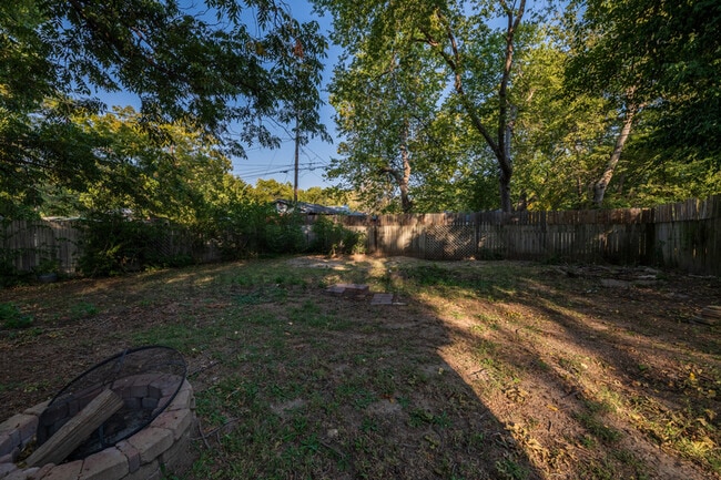 Building Photo - 2046 N Burns Ave