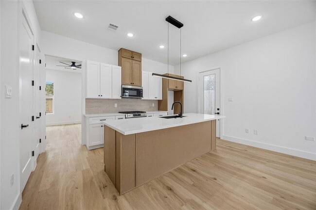 Building Photo - 9019 Comal St